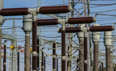 Subestación eléctrica con equipos de alta tensión utilizados en transmisión de energía en el sistema eléctrico nacional