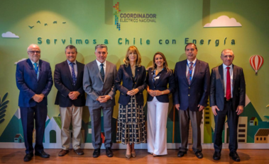 Autoridades del Coordinador Eléctrico Nacional junto a la ministra de Energía en visita institucional a dependencias del organismo
